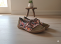 GREEN FLORAL WOMANS VELLIES SIZE 6