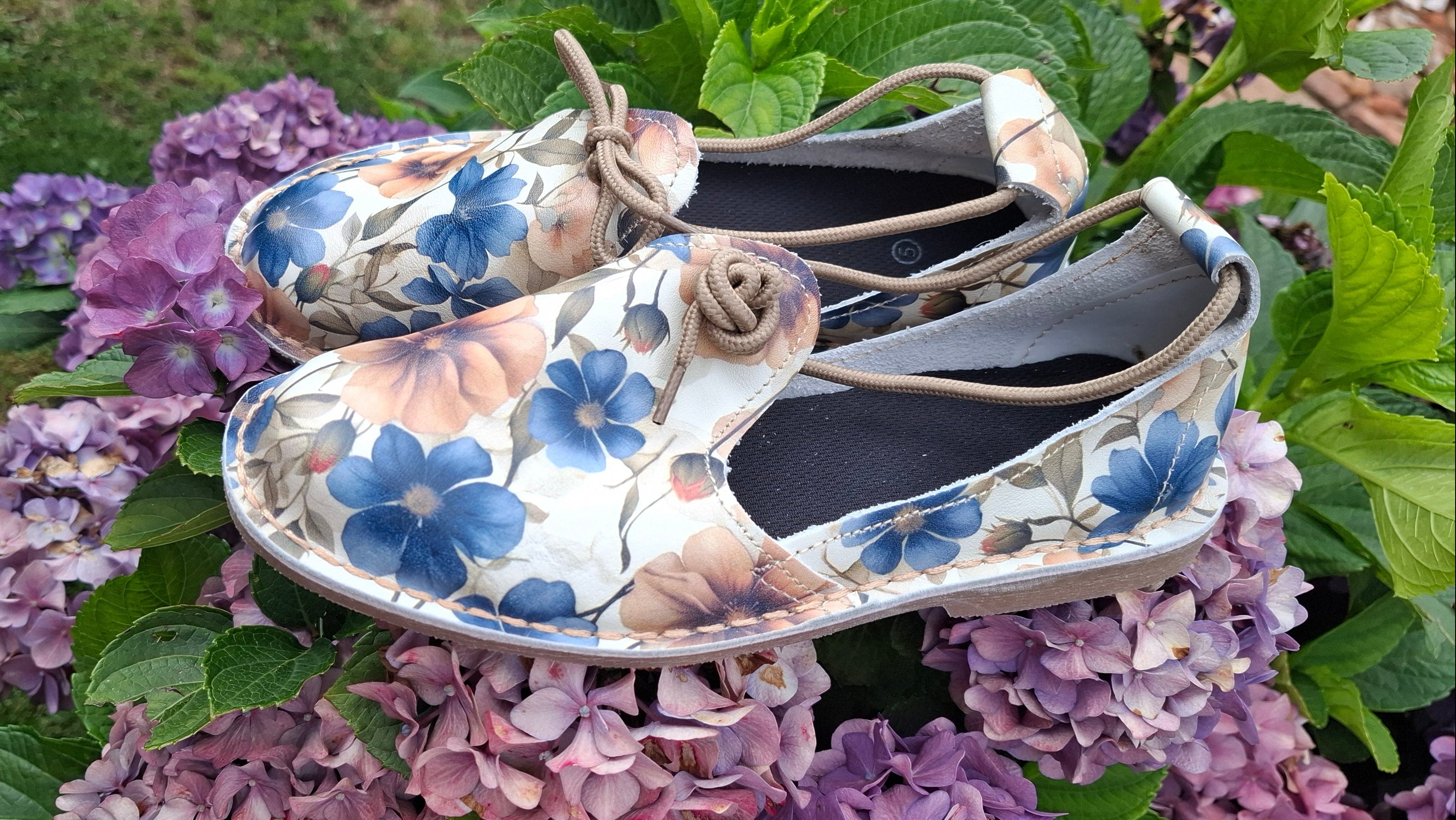 WOMANS BLUE & BROWN FLORAL PRINTED LEATHER FLAT VELLIES